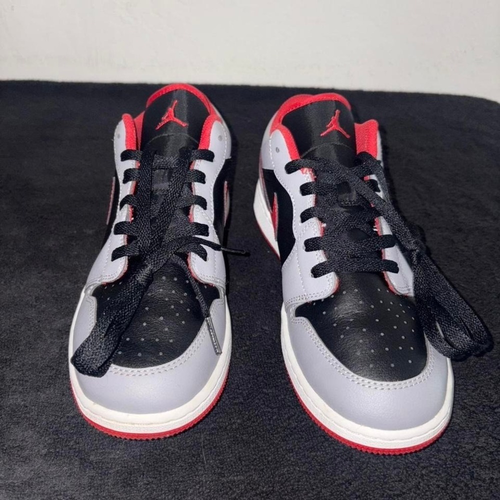 Air Jordan 1 Low Cement Fire Red Size 7Y / 8.5W Pre-Owned - Picture 3 of 7